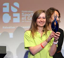 Emma Bonamy, lauréate du Trophée du jeune dirigeant 2014 Dans l'amphithêatre devant 600 personnes, Emma Bonamy reçoit le Trophée du jeune dirigeant