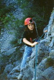 Une jeune fille grimpe à l'escalade en 1990 Une jeune fille grimpe à l'escalade en 1990