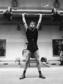 Stany Rzepka aux premiers critérium fédéraux d'haltérophilie en mai 1968 Stany Rzepka aux premiers critérium fédéraux d'haltérophilie en mai 1968