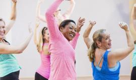 groupe de femmes mouvements de gymnastique groupe de femmes mouvements de gymnastique