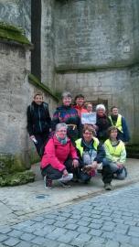 Devant un repère de nivellement au pied de l'église St hilaire
