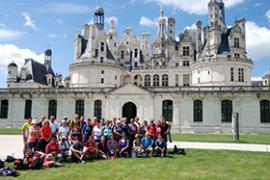 groupe randonneurs devant château de Chambord groupe randonneurs devant château de Chambord