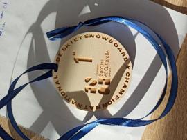 Une première qui envoie du bois FSCF_médaille-FSCF-en-bois-gravée